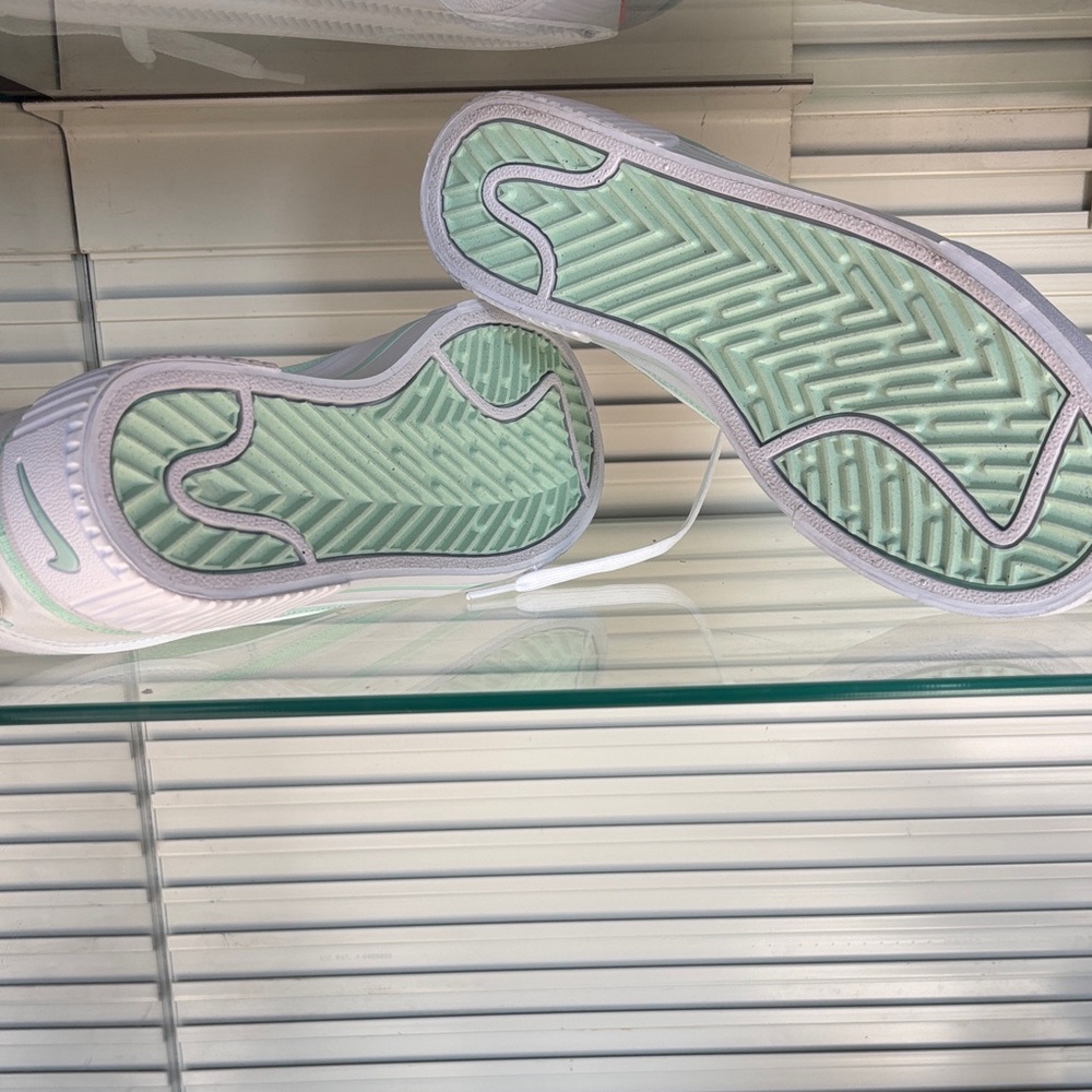 Authentic Nike Women's court legacy lift  Sneakers White and Mint Green size 8.5 - Picture 4 of 6